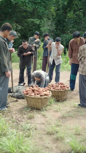 睁眼六零：我带全家顿顿啃排骨（50集）最火的短剧