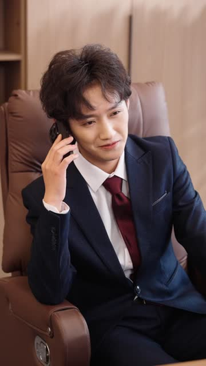 穿越短剧，我靠美女续命（98集）最近很火的短剧