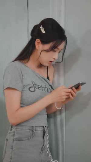 高温断电,舍友全家来我家避暑(40 集) 高温断电,舍友全家来我家避暑(40 集)上热门短剧