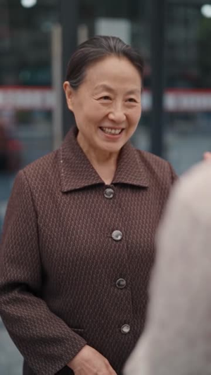 灾年逆袭：我靠穿越养全家（100集）最火短剧推荐